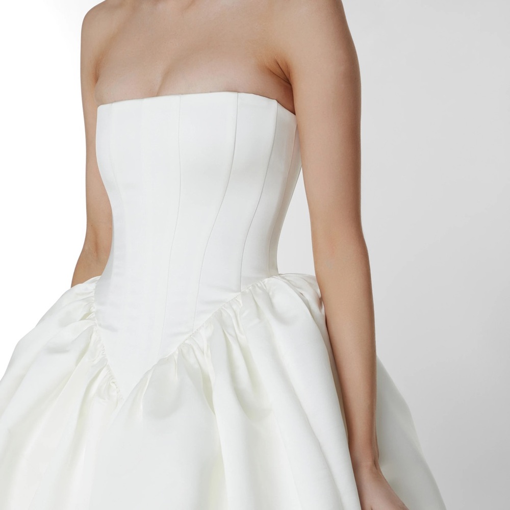 Chic Strapless Ivory Wedding Gown